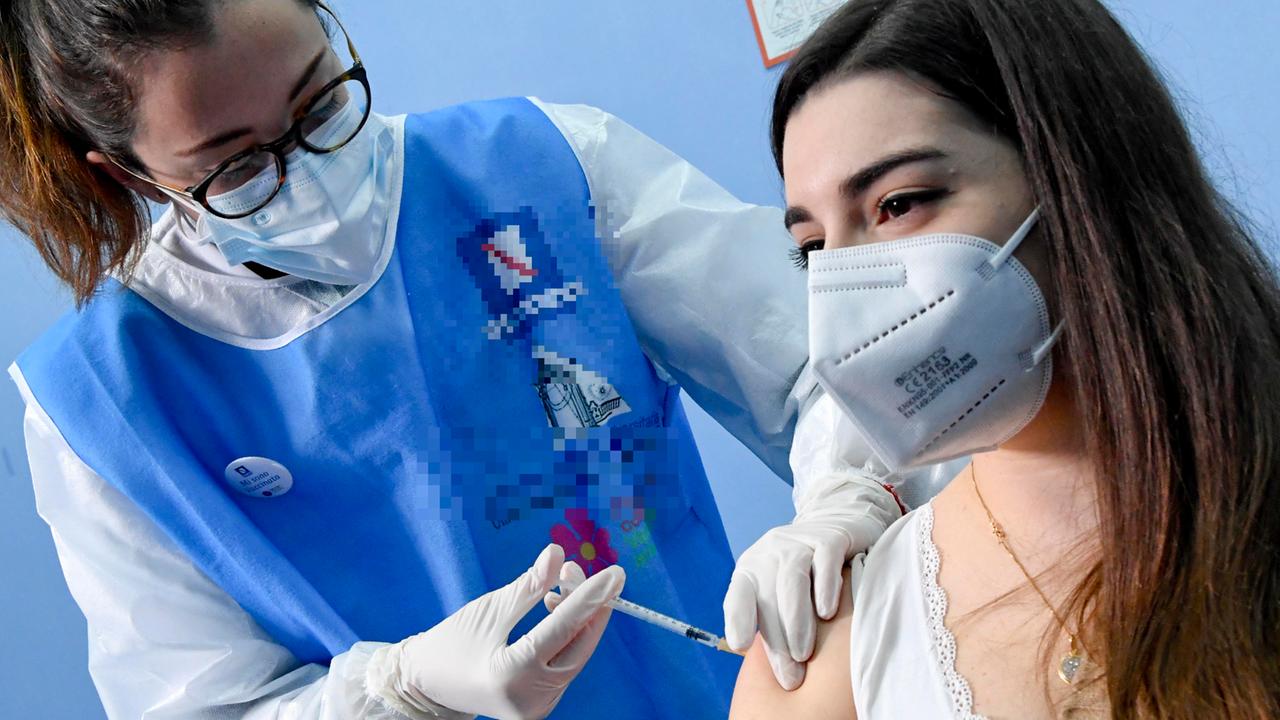 Covid, AstraZeneca ammette: “Il nostro vaccino può causare sindrome da trombosi”