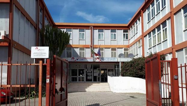 Bari: sparano pallini contro un prof, sospesi due studenti