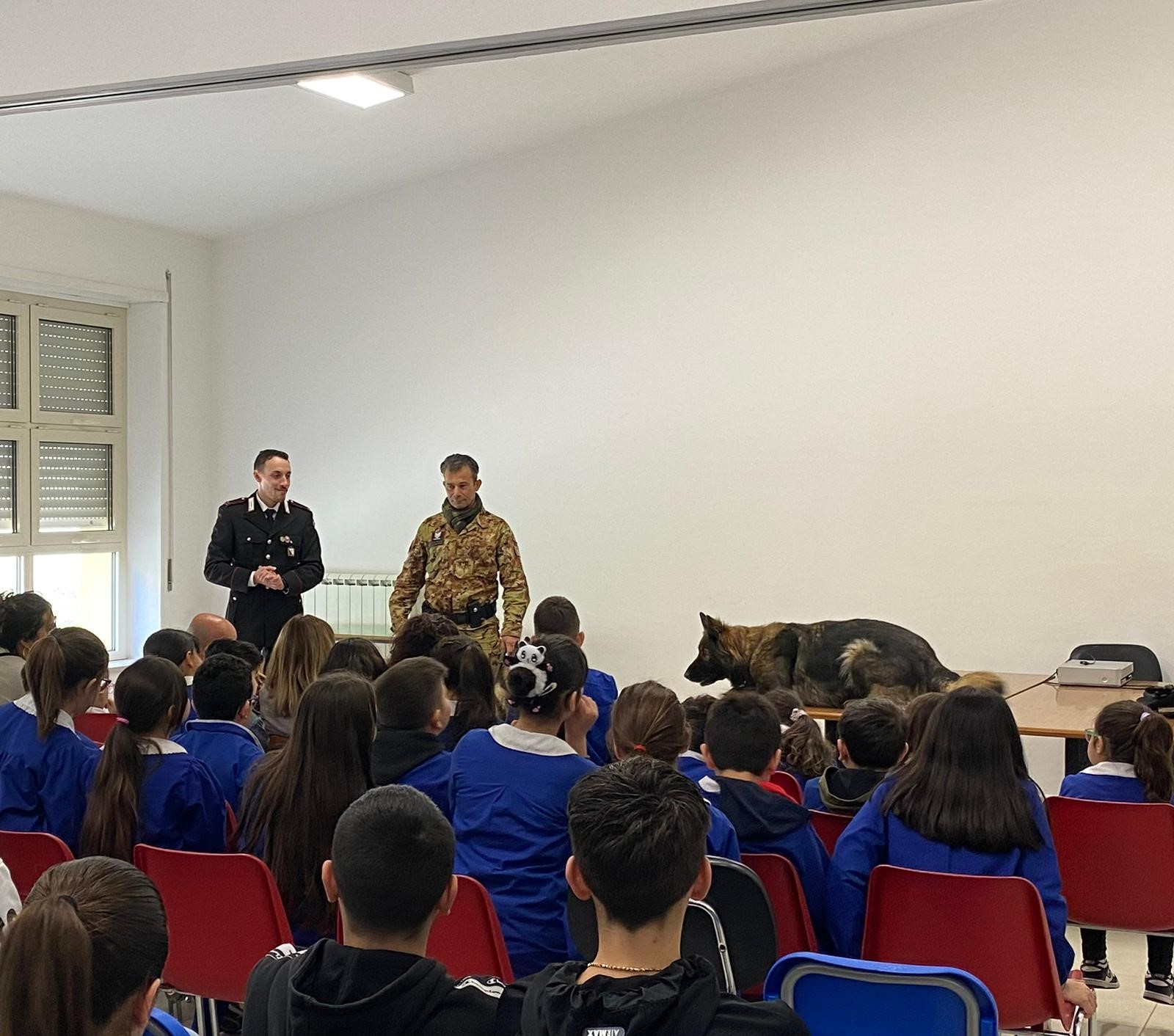 Educazione alla legalità: i Carabinieri di Lodè e del Nucleo Cinofili incontrano gli studenti