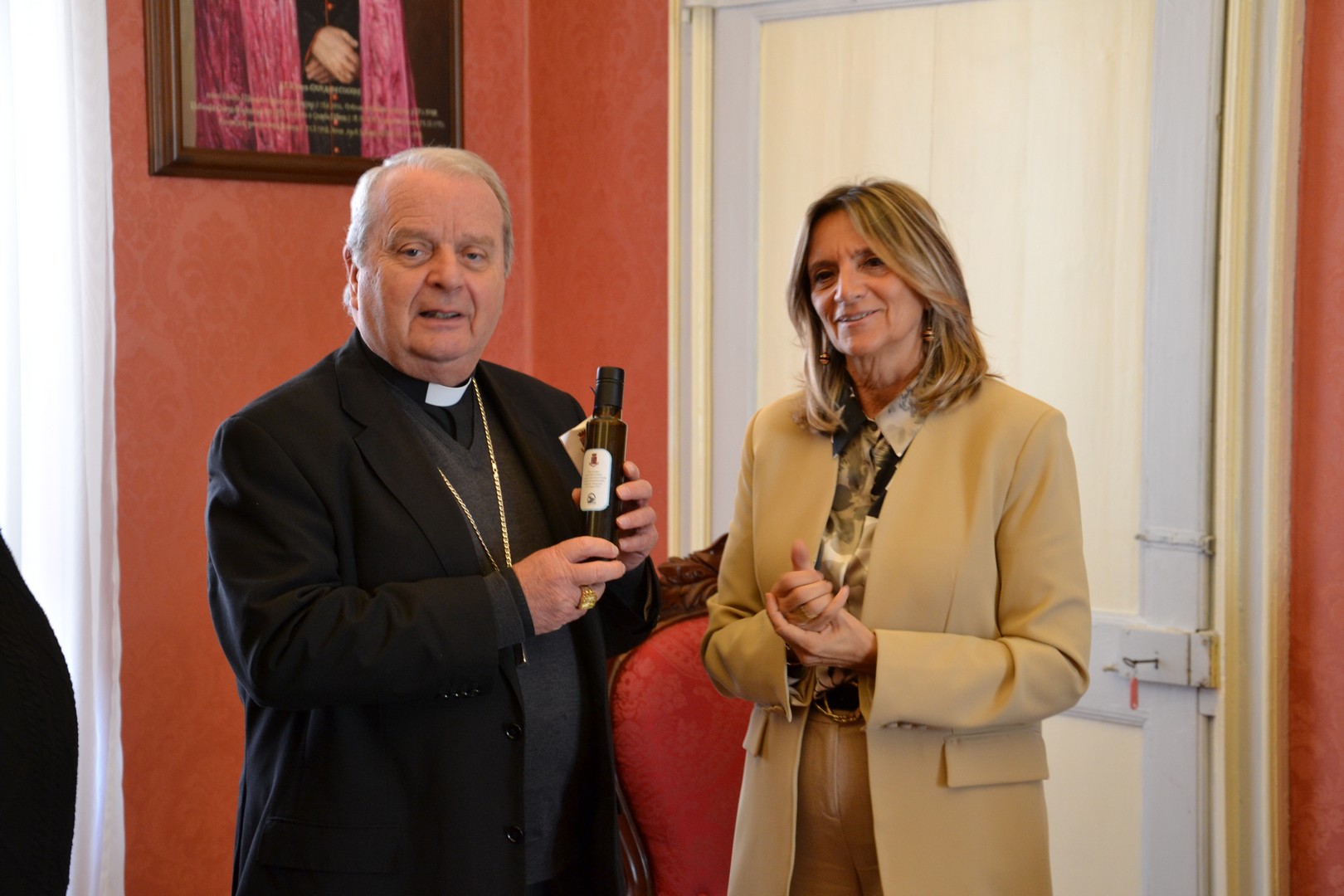 La Polizia di Stato dona alla Diocesi di Iglesias l’olio del “Giardino della memoria” di Capaci