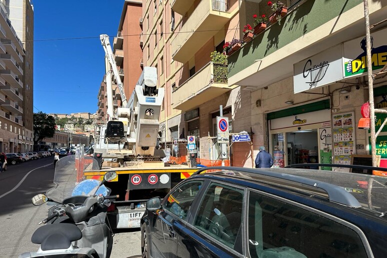 Cagliari. Si ribalta cestello,  un operaio cade da 4 metri