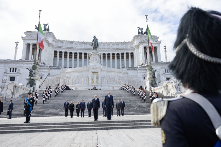 Roma. Sergio Mattarella ha deposto una corona d’alloro sulla Tomba del Milite Ignoto
